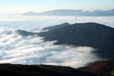 Foto de Increíble niebla matutina en las montañas de verano. Hermoso amanecer en el fondo. Paisaje fotografía - Imagen libre de derechos