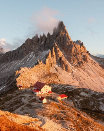Foto de Tre Cime di Lavaredo y rifugio Locatelli en los Alpes Dolomitas al atardecer. Tres picos de Lavaredo, Dolomitas, Tirol del Sur, Italia, Europa. Paisaje fotografía - Imagen libre de derechos