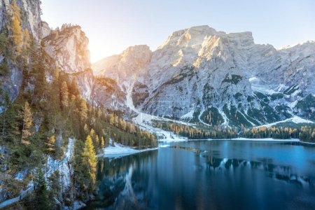 Téléchargez les photos : Paysage pittoresque avec le célèbre lac Braies en automne Dolomites montagnes. Eau claire du Lago di Braies, Alpes Dolomites, Italie. Seekofel pic de montagne sur fond - en image libre de droit