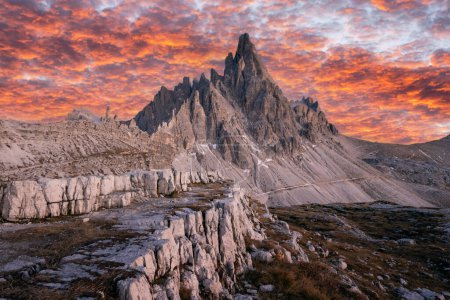 Téléchargez les photos : Vue imprenable sur le Monte Paterno Paternkofel dans le parc national Tre Cime di Lavaredo pendant le coucher du soleil. Alpes de Dolomite, Trentin-Haut-Adige, Sudtirol, Dolomites, Italie - en image libre de droit