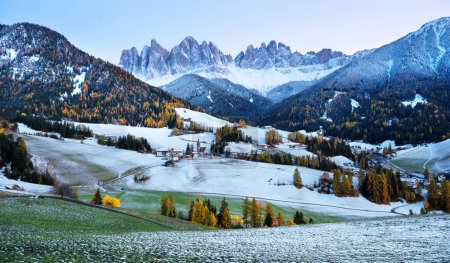 Téléchargez les photos : Famous Santa Magdalena mountain village with Church Chiesa di Santa Maddalena in the autumn Dolomites. Snowy Gruppo delle Odle mountain range in the background. Val di Funes, South Tyrol, Italy - en image libre de droit
