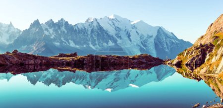 Téléchargez les photos : Monte Bianco et le lac de Chesery dans les Alpes françaises. Panorama de la photographie de paysage, Chamonix - en image libre de droit