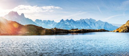 Téléchargez les photos : Beau lever de soleil sur le lac de Chesery Lac De Cheserys dans les Alpes françaises. Monte Bianco chaîne de montagnes sur fond. Photographie de paysage, Chamonix, France - en image libre de droit