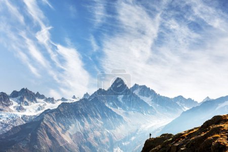 Téléchargez les photos : Vue imprenable sur la chaîne de montagnes du Monte Bianco avec un touriste au premier plan et un ciel bleu incroyable en arrière-plan. Alpes françaises, Chamonix, Photographie de paysage - en image libre de droit