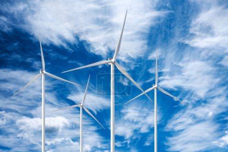 Téléchargez les photos : Turbines éoliennes dans le ciel bleu avec nuage. Concept d'énergie verte renouvelable - en image libre de droit