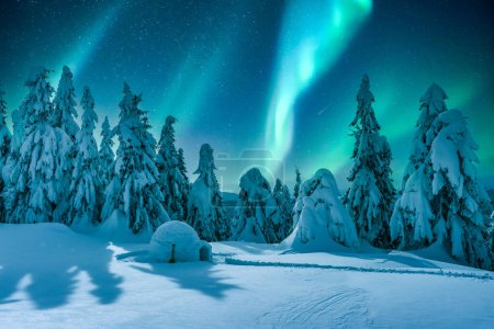 Foto de Aurora boreal. Luces boreales en montañas de invierno. Escena invernal con luces polares brillantes e iglú nevado. Postales de Navidad - Imagen libre de derechos