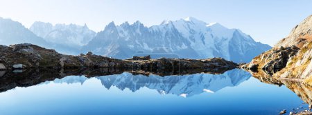 Téléchargez les photos : Panorama du lac de Chesery Lac de Cheserys en France Alpes. Monte Bianco chaîne de montagnes sur fond. Photographie de paysage, Chamonix - en image libre de droit