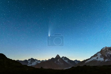 Foto de Pintoresca vista estrellada nocturna de las montañas de Monte Bianco en los Alpes franceses. Vallon de Berard Nature Preserve, Chamonix, Graian Alps. Paisaje fotografía - Imagen libre de derechos