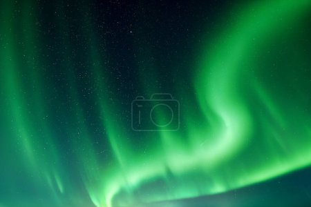 Foto de Cielo con luces polares verdes y estrellas. Aurora boreal Luces boreales en el cielo nocturno de invierno - Imagen libre de derechos