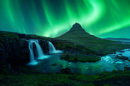 Téléchargez les photos : Aurores boréales au-dessus de la montagne Kirkjufell et de la cascade Kirkjufellsfoss en Islande. Superbe scène nocturne avec Aurora borealis dans le ciel près de Kirkjufell volkano. Photographie de paysage - en image libre de droit