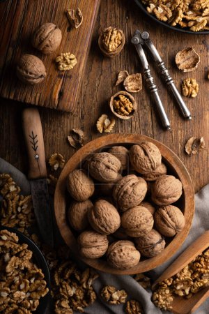 Téléchargez les photos : Les noix s'ouvrent avec un biscuit aux noix vintage sur une vieille table en bois. Photographie alimentaire - en image libre de droit