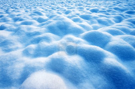 Téléchargez les photos : Résumé du fond hivernal, texture de la surface de la neige sur le champ neigeux. Nature vacances d'hiver et maquette de Noël - en image libre de droit