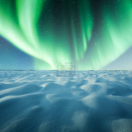 Téléchargez les photos : Aurora borealis aurores boréales dans le ciel nocturne d'hiver. Champ enneigé avec des bosses au premier plan. Ciel avec lumières polaires vertes et étoiles. Photographie de paysage - en image libre de droit