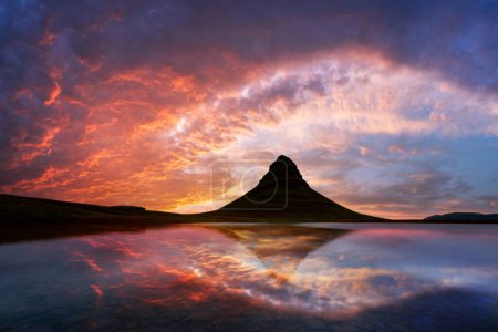 Téléchargez les photos : Coucher de soleil incroyable sur la montagne Kirkjufell reflété dans les eaux claires d'un lac de montagne en Islande. Photographie de paysage - en image libre de droit