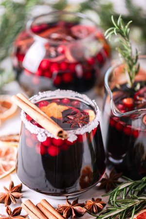 Téléchargez les photos : Vin chaud en verre avec décoration en sucre préparé pendant les vacances de Noël. Photographie gastronomique - en image libre de droit