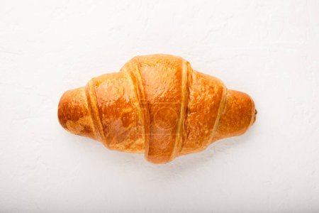 Foto de Primer plano de croissant recién horneado sobre fondo blanco. Fotografía alimentaria - Imagen libre de derechos