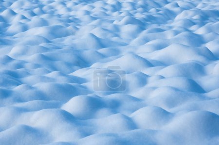 Foto de Fondo de invierno abstracto de las olas de nieve azul en el campo nevado - Imagen libre de derechos