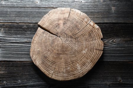 Téléchargez les photos : Assiette en bois sculptée dans un tronc d'arbre sur une vieille table en bois grunge. Peut être utilisé comme fond texturé naturel - en image libre de droit