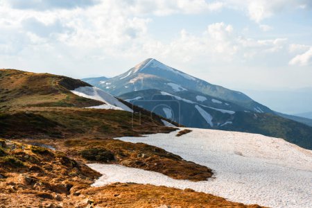 Téléchargez les photos : Montagnes printanières. Beauté dans la nature fond. Photographie de paysage - en image libre de droit