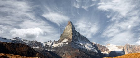 Téléchargez les photos : Vue magnifique sur le sommet du Cervin dans les Alpes suisses. Hauteur chaîne de montagnes avec ciel dramatique. Panorama de montagne. Photographie de paysage - en image libre de droit