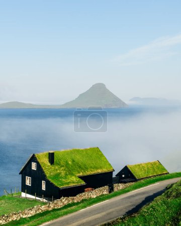 Haus mit Grasdach an einem nebligen Morgen in Velbastadur, Streymoy, Färöer. Landschaftsfotografie