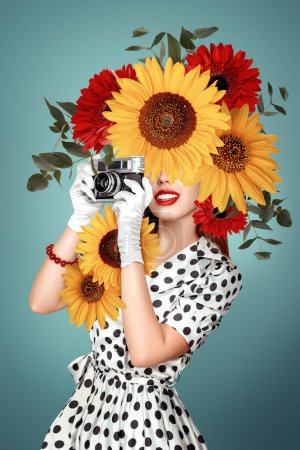 Un cautivador compuesto digital que muestra a una mujer joven con un estilo de los años 50, capturando recuerdos con una cámara de cine vintage. Su rostro está parcialmente cubierto de flores surrealistas y sobredimensionadas, rodeadas por un arreglo de flores..