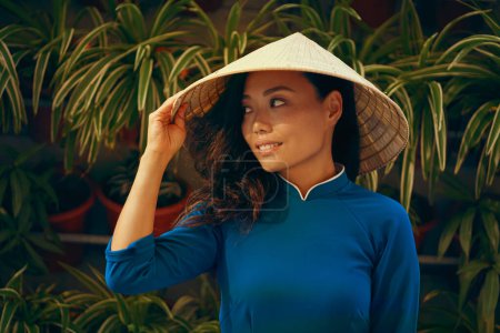 Porträt einer jungen Asiatin in traditioneller vietnamesischer Kleidung ao dai in Vietnam