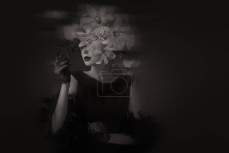 Un retrato dramático en blanco y negro de una misteriosa mujer con maquillaje oscuro, cabello rizado exuberante y una mirada sensual sobre un fondo oscuro y sombrío.