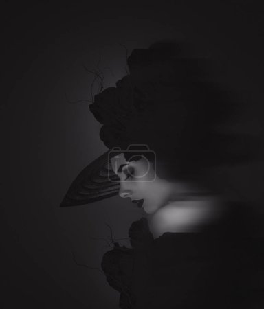 Portrait noir et blanc dramatique d'une mystérieuse femme au maquillage sombre, aux cheveux bouclés luxuriants et au regard sensuel sur un fond sombre et ombragé.