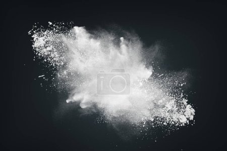 Nuage dynamique abstrait de particules de poussière blanche se dispersant sur fond noir en explosion. Élément design collage créatif.