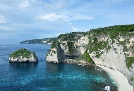 Blick auf den Diamond Beach, Nusa Penida, Bali, Indonesien. Landschaft des sonnigen Tages mit türkisfarbenem Meer, blauem Himmel und Bergen. Hintergrundbilder. Naturkulisse.