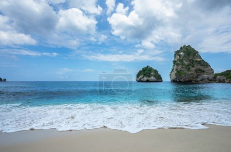 Isla de Bali, Indonesia. Cielo azul. Paisaje de día soleado con playa de arena, océano turquesa, cielo azul, olas y montañas. Fondo de pantalla. Paisajes naturales.