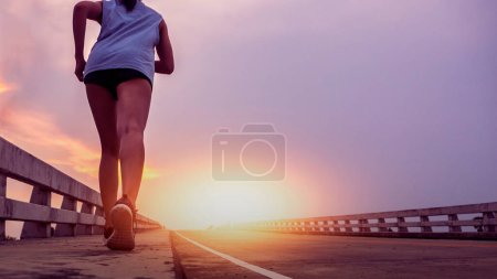 Téléchargez les photos : Le jogging sur Bridge Road est une activité saine. concept d'exercice en cours. - en image libre de droit