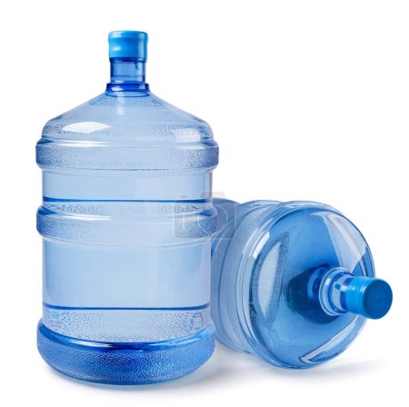 Téléchargez les photos : Deux bouteilles d'eau pour un gros plan plus frais sur fond blanc. Isolé - en image libre de droit