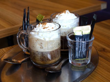 Téléchargez les photos : Deux tasses de cappuccino sur la table - en image libre de droit