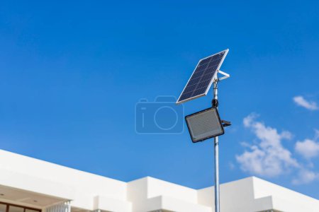 Téléchargez les photos : Cellule solaire, énergie solaire, panneaux solaires lumière par une journée ensoleillée avec espace de copie. - en image libre de droit