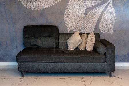 Téléchargez les photos : Intérieur de la chambre moderne avec canapé noir confortable. - en image libre de droit