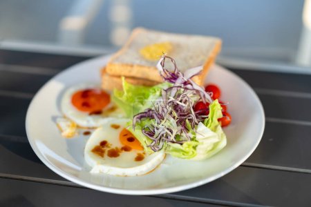 Téléchargez les photos : Salade bol aux légumes et légumes verts sur table en bois. - en image libre de droit