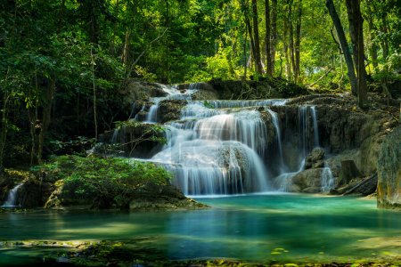 Téléchargez les photos : Chute d'eau de forêt profonde en Thaïlande.Chute d'eau Erawan National Park Kanjanaburi Thaïlande. - en image libre de droit