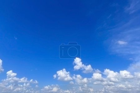 Téléchargez les photos : Ciel bleu et nuages du ciel. - en image libre de droit