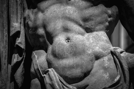 Foto de Fragmento de una antigua estatua de piedra de Hércules como símbolo de poder y fuerza. Imagen horizontal. - Imagen libre de derechos