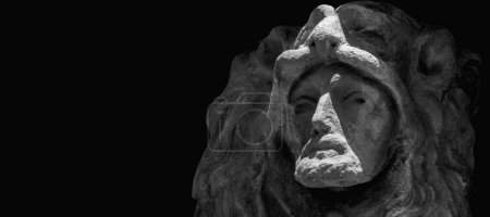 Foto de Hércules con piel de león de Nemean. Fragmento de una antigua estatua de piedra sobre fondo negro. Copiar espacio para texto o diseño. - Imagen libre de derechos