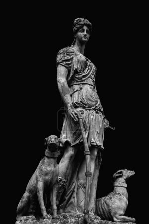 Foto de Antigua estatua de Artemisa. Ella es la Diosa de la naturaleza, la Luna, la caza. Artemisa en la mitología griega, conocida como Diana en la mitología romana. - Imagen libre de derechos