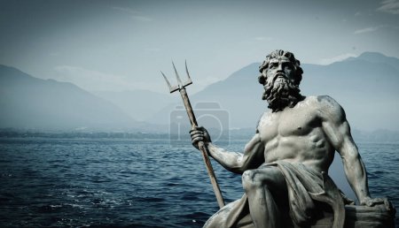 Foto de El poderoso dios del agua, el mar y los océanos Neptuno (Poseidón) contra el mar y el paisaje de montaña. La antigua estatua. - Imagen libre de derechos