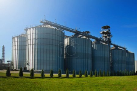 Granero. Moderna planta agroprocesadora para el almacenamiento y procesamiento de cultivos de grano. Imagen horizontal.