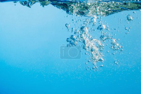 Foto de Agua azul clara abstracta. Salpicar con burbujas. Copiar espacio - Imagen libre de derechos