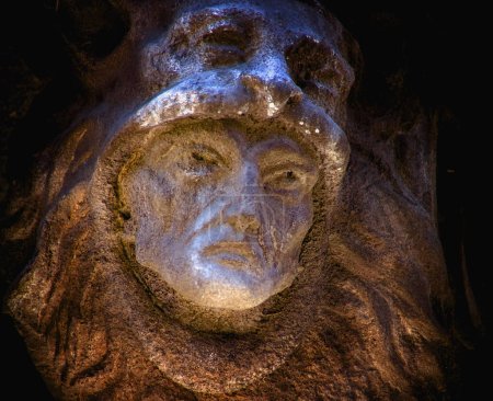 Foto de Estatua de piedra muy antigua de Hércules con piel de león de Nemea. Enfoque selectivo. - Imagen libre de derechos