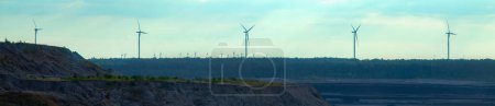 Foto de Parque molino de viento contra el cielo azul, parque molino de viento con turbina de viento. Energía verde - Imagen libre de derechos