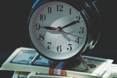 El tiempo es dinero. Reloj con dinero. Éxito, tiempo, negocio y concepto de gestión.