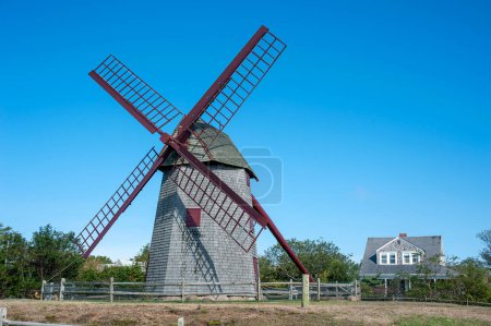Foto de Old Mill, the oldest functioning wooden windmill in the United States used to grind corn. Nantucket, Massachusetts - Imagen libre de derechos